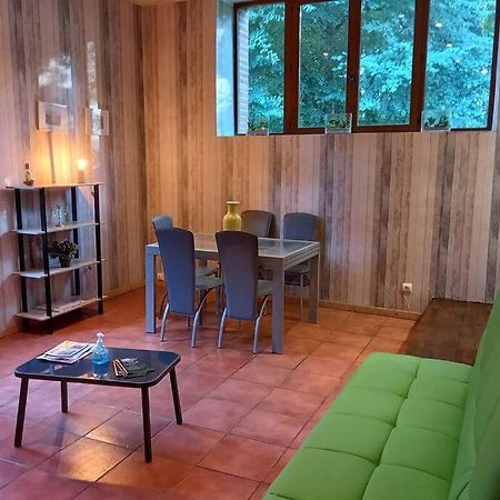 Suite Dans Le Jardin Du Chateau Agonges Exterior photo