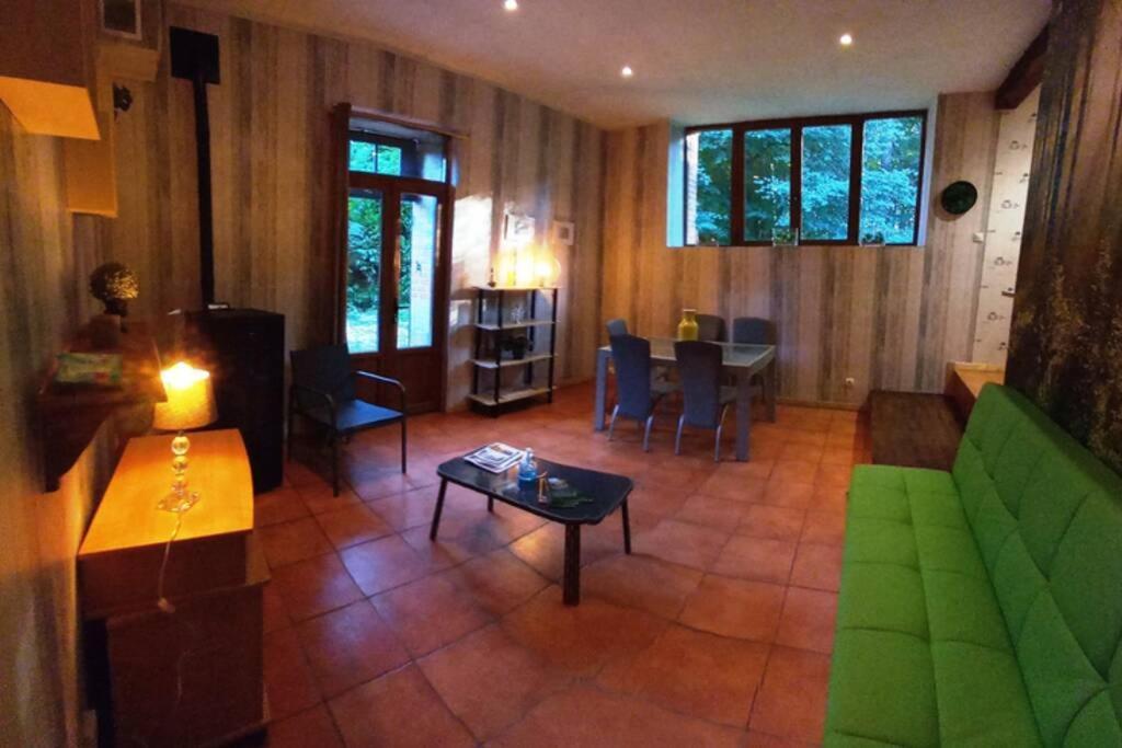 Suite Dans Le Jardin Du Chateau Agonges Exterior photo